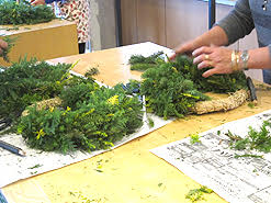 香り高い常緑樹（コニファー）で作るヨーロッパの伝統的クリスマスリースを学ぶ