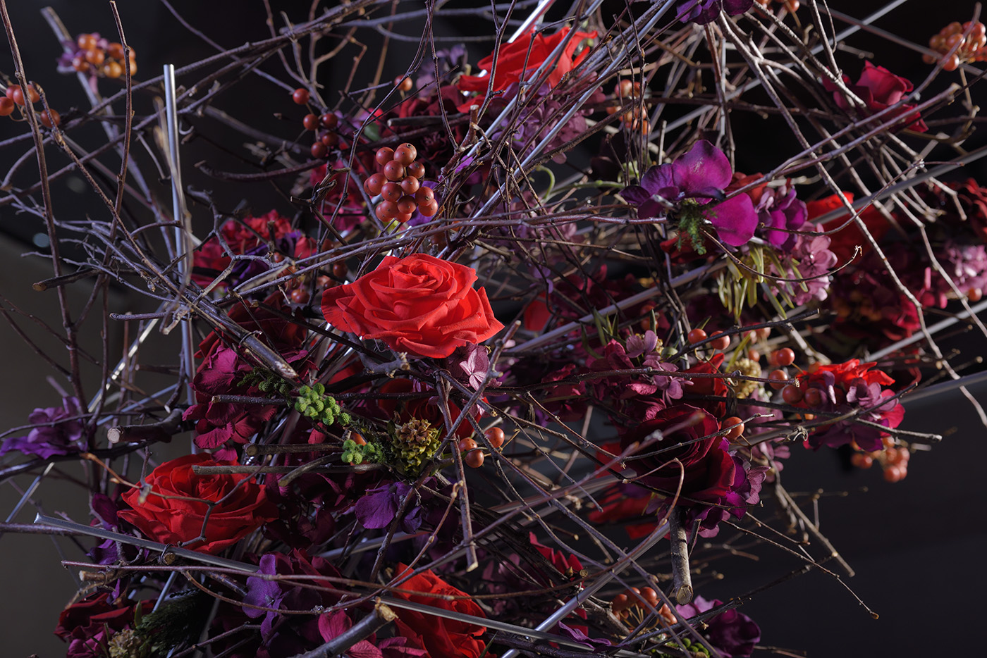 東京都美術館『21世紀アートボーダレス展 2015』今野亮平の作品、プリザーブドフラワー部分のアップ
