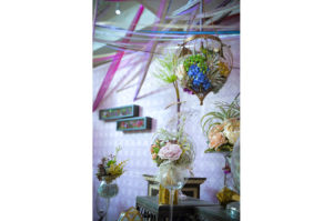 グラスに装飾された花々、天井にはリボン、タイル風の壁紙