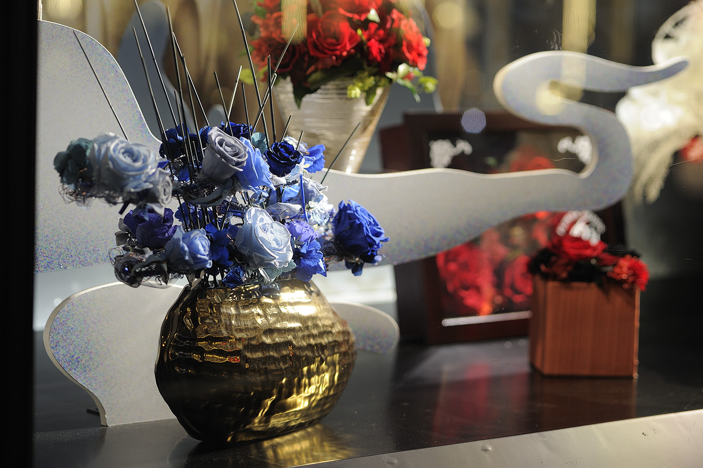 金色の花瓶、青を基調としたフラワーアレンジメント