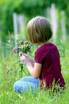 花束のコラム花摘む少女